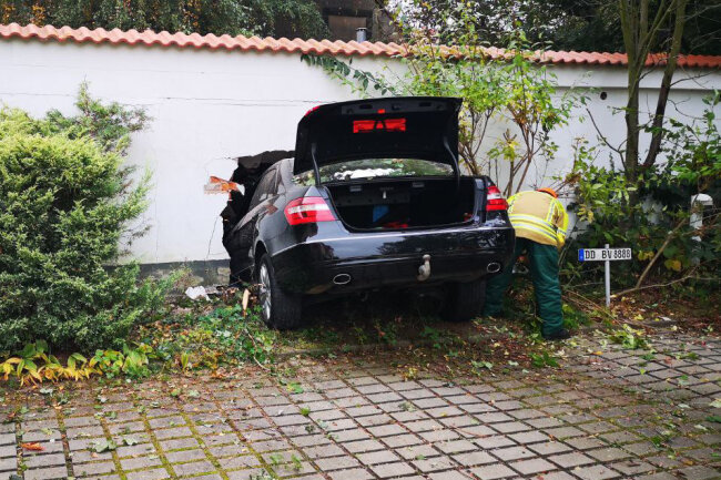 Laubegast: PKW kracht durch Wand eines Lagers - Der Fahrer eines PKW Mercedes-Benz E350 verlor auf einem Parkplatz die Kontrolle über seinen Wagen.