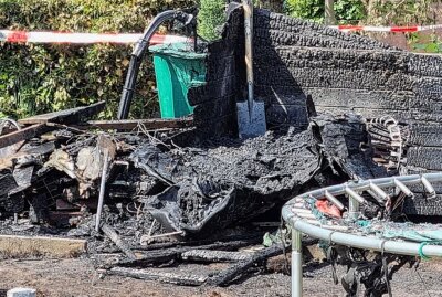 Laubenbrand in Chemnitz: Gartenhaus brennt trotz Löschmaßnahmen nieder - Gestern Nachmittag ereignete sich in einer Chemnitzer Kleingartensparte ein Laubenbrand. Foto: Harry Haertel