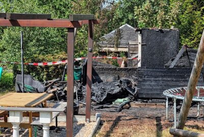 Laubenbrand in Chemnitz: Gartenhaus brennt trotz Löschmaßnahmen nieder - Gestern Nachmittag ereignete sich in einer Chemnitzer Kleingartensparte ein Laubenbrand. Foto: Harry Haertel