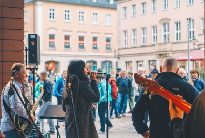 Lauschen und genießen: Straßenmusik-Format kehrt zurück - Ab Samstag lädt "City Jazz & friends" wieder in die Chemnitzer Innenstadt ein. Foto: Ernesto Uhlmann