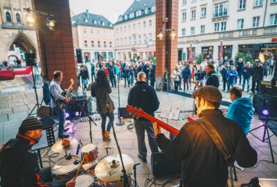 Lauschen und genießen: Straßenmusik-Format kehrt zurück - Ab Samstag lädt "City Jazz & friends" wieder in die Chemnitzer Innenstadt ein. Foto: Ernesto Uhlmann