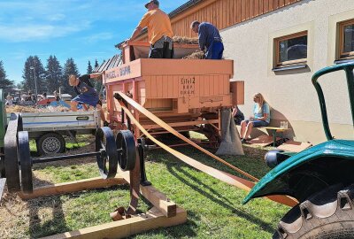 Lautaer Dorfverein hält uralte Erntetradition am Leben - Hier ist eine historische Dreschmaschine zu sehen. Foto: Andreas Bauer