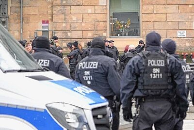Lauter Protest gegen Neonazi-Aufzug in Dresden: Großeinsatz der Polizei - Die Polizei ist am heutigen Samstag in Dresden im Grosseinsatz. Foto: xcitepress/Benedeict Bartsch