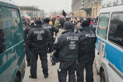 Lauter Protest gegen Neonazi-Aufzug in Dresden: Großeinsatz der Polizei - Die Polizei ist am heutigen Samstag in Dresden im Grosseinsatz. Foto: xcitepress/Finn Becker