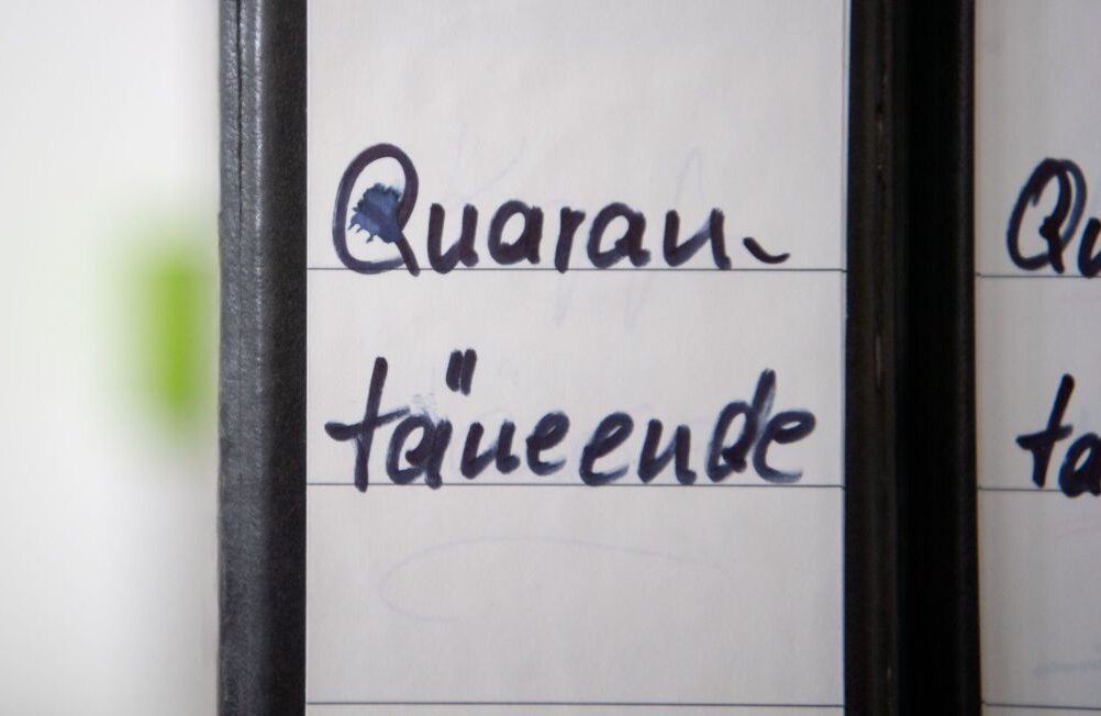 Quarantäne: Ordner mit der Aufschrift «Quarantäneende» stehen in einem Gesundheitsamt.