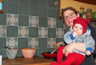 Lauterbach: Junge Familie lebt im Haus vergangener Jahrhunderte - Vor den Jugendstilfliesen macht Mutti Mara das Kochen doppelt Spaß. Diese Fliesen sind sicher über 100 Jahre alt. Foto: Jana Kretzschmann