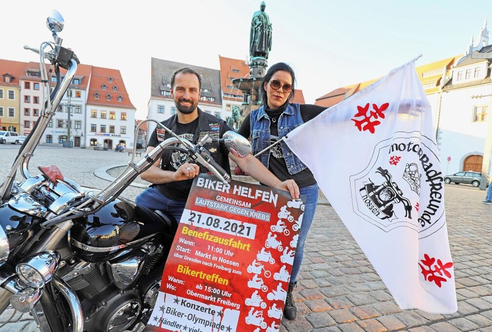 "Lautstark gegen Krebs": Biker und Rocker zeigen sich erneut von der sozialen Seite - Biker gegen Krebs. Kati Hofmann und Kenneth Hädecke auf dem Freiberger Obermarkt. Foto: Wieland Josch