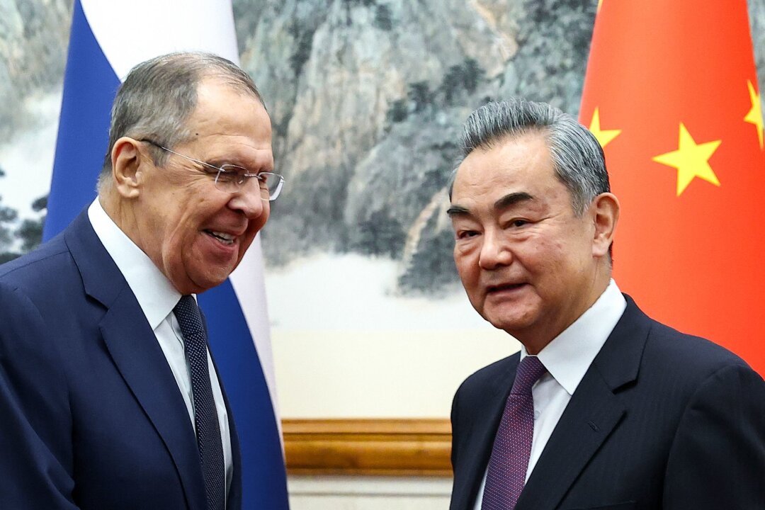 Lawrow sieht in China einen Partner gegen den Westen - Der russische Außenminister Sergej Lawrow (l.) und sein chinesischer Amtskollege Wang Yi.