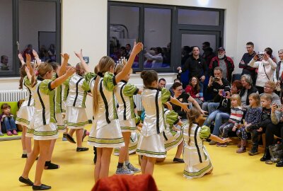 Lebendiger Adventskalender bereitet Grünhainichen viel Freude - Über ein großes Publikum durften sich auch die jungen Tänzerinnen freuen. Foto: Andreas Bauer