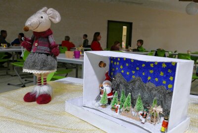 Lebendiger Adventskalender bereitet Grünhainichen viel Freude - Auch diese Maus zog die Blicke auf sich. Foto: Andreas Bauer
