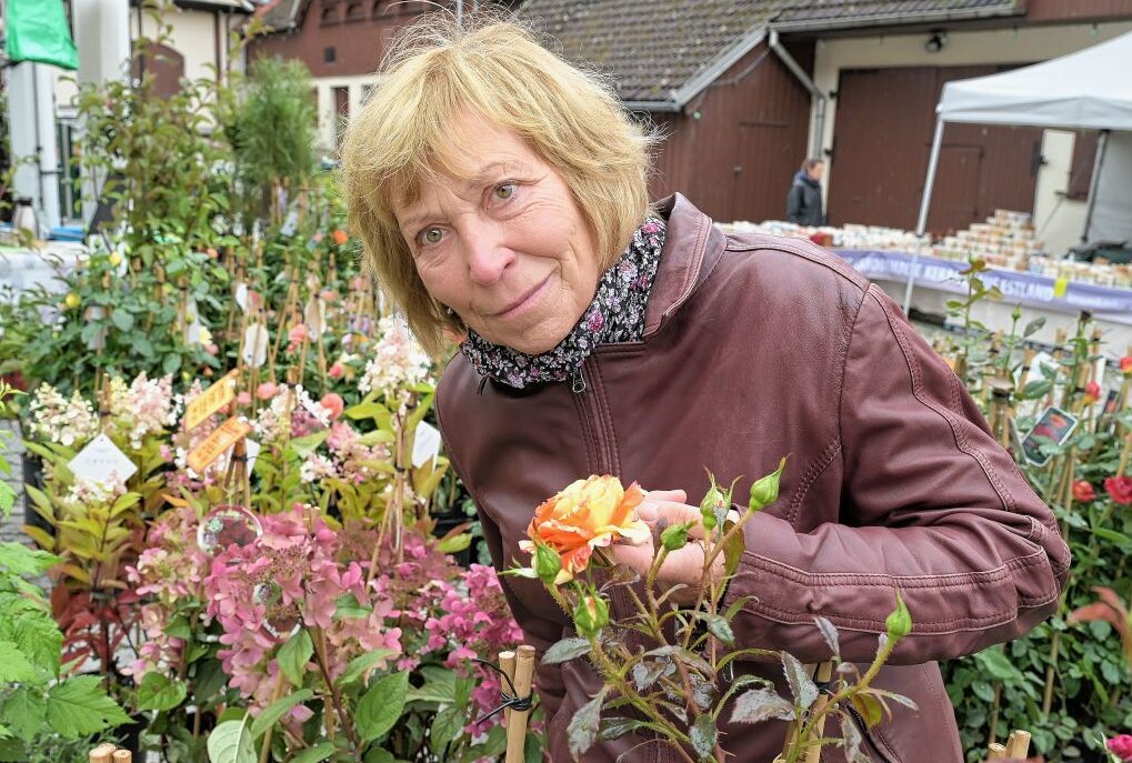 Christine Küstenpfennig aus Beerheide interessiert sich besonders für die Pflanzen. Foto: Ralf Wendland