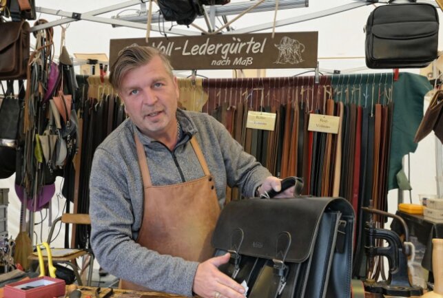 Rene Busch aus Berlin fertigt Ledergürtel nach Maß und hat auch Taschen und Ähnliches im Angebot. Foto: Ralf Wendland