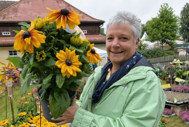 Jana Funke aus Schweinfurt ist in der Region zu Besuch und hat sich an der Blütenpracht bei der LebensArt erfreut. Foto: Ralf Wendland