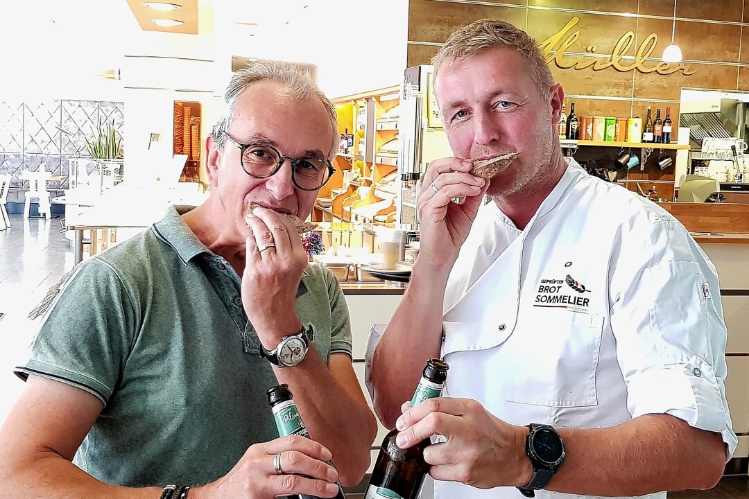 Lecker! Bäckerei und Brauerei kreieren Bierkruste - Biersommelier Thomas Münzer (links) und Brotsommelier Rico Wagner (rechts) schwärmen von der "Bierkruste"! Fotos: Karsten Repert 