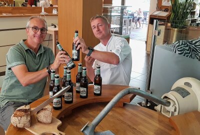 Lecker! Bäckerei und Brauerei kreieren Bierkruste - Biersommelier Thomas Münzer (links) und Brotsommelier Rico Wagner (rechts) schwärmen von der "Bierkruste"! Fotos: Karsten Repert 