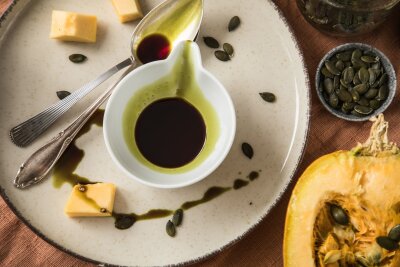 Leckere Kürbis-Rezepte und Kochtipps für den Herbst - Aus den Kernen des Ölkürbis gewinnt man das dunkelgrüne Öl, aber geröstet sind die Kerne ein leckerer Snack.