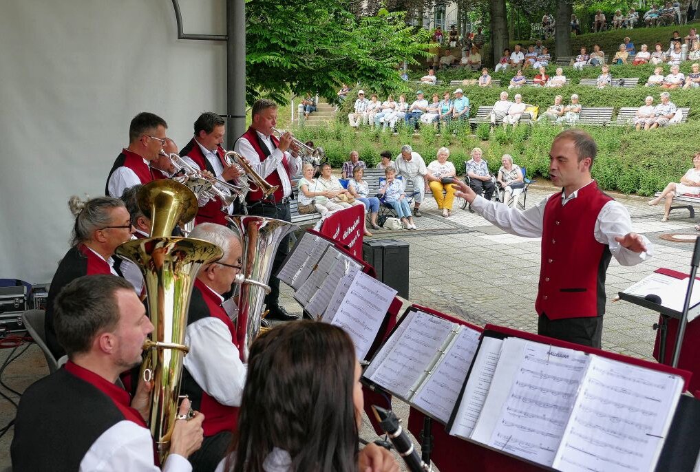 Beim Auftritt der Heidelbachtal-Musikanten vor zwei Wochen war die Zahl der Besucher noch auf 250 begrenzt. Nun gibt es keine Corona-Beschränkungen mehr. Foto: Andreas Bauer