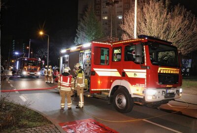 Leerstehender Imbiss steht in Brand: Ursache bislang ungeklärt - Heute Nacht brannte eine leerstehende Imbiss-Bude. Foto: Roland Halkasch