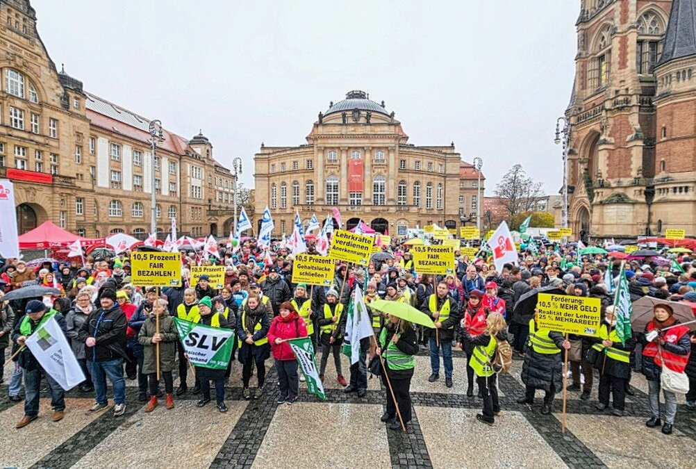 Lehrkräfte in Chemnitz und Zwickau zu Warnstreik aufgerufen - Viele Menschen versammelten sich auf dem Theaterplatz. Foto: Harry Härtel / haertelpress