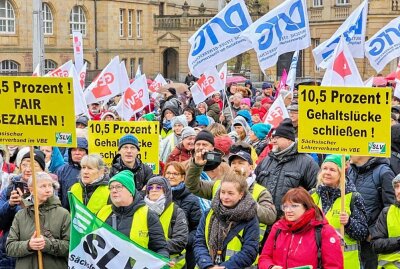 Lehrkräfte in Chemnitz und Zwickau zu Warnstreik aufgerufen - Viele Menschen versammelten sich auf dem Theaterplatz. Foto: Harry Härtel / haertelpress