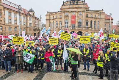 Lehrkräfte in Chemnitz und Zwickau zu Warnstreik aufgerufen - Auf dem Theaterplatz in Chemnitz findet eine Streikkundgebung statt. Foto: Harry Härtel / haertelpress
