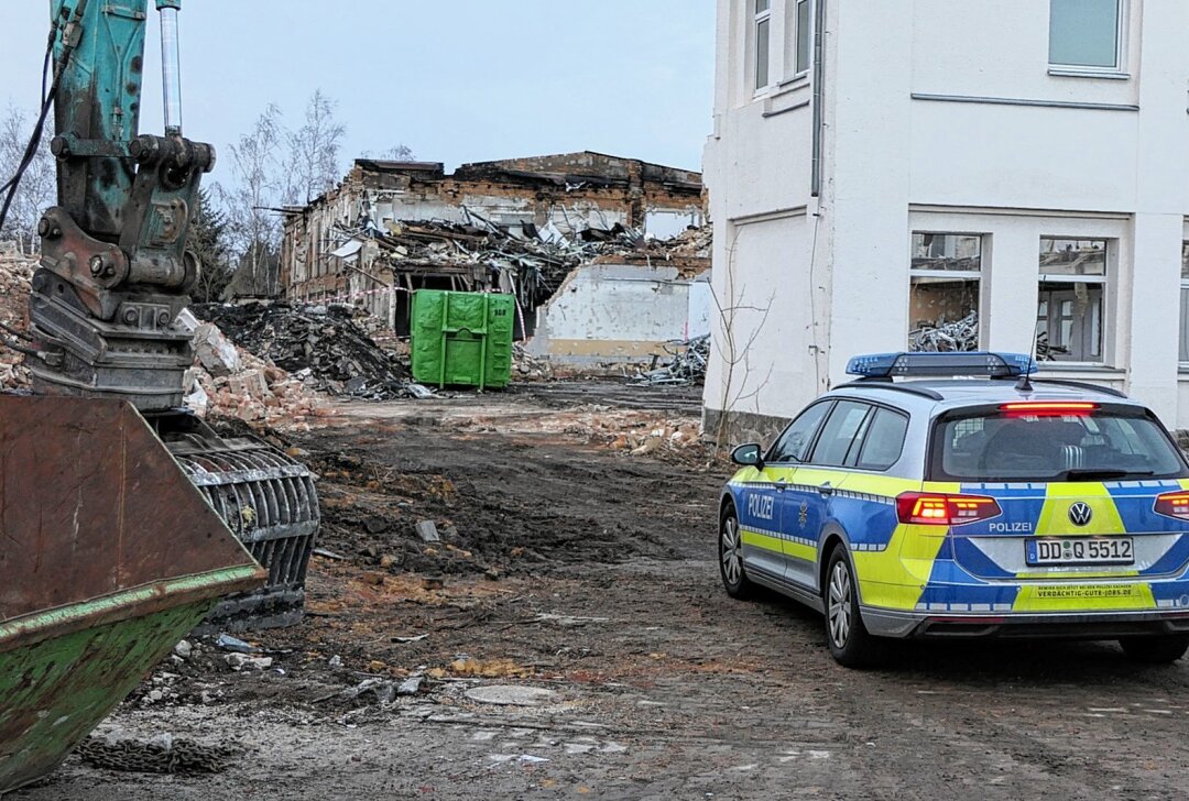 Leichenfund auf Abrissgelände in Sachsen - Auf dem Gelände des ehemaligen VEB Sachsenpelz in Naunhof wurde am Dienstag eine Leiche gefunden. Foto: Sören Müller