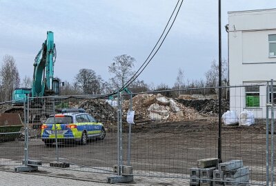 Leichenfund auf Abrissgelände in Sachsen - Auf dem Gelände des ehemaligen VEB Sachsenpelz in Naunhof wurde am Dienstag eine Leiche gefunden. Foto: Sören Müller