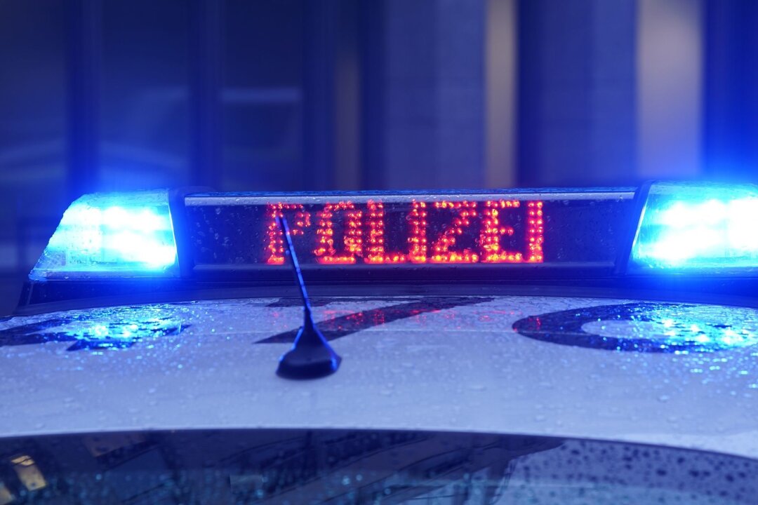 Leichenfund in Görlitz: Ermittlungen gegen 29-Jährigen - Der Schriftzug "Polizei" ist neben dem Blaulicht auf dem Dach eines Polizeiautos zu lesen.