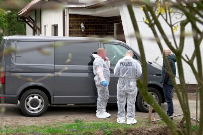 Großeinsatz der Polizei in Mittelbach: Mehrere Leichen wurden entdeckt. Foto: Harry Härtel/haertelpress