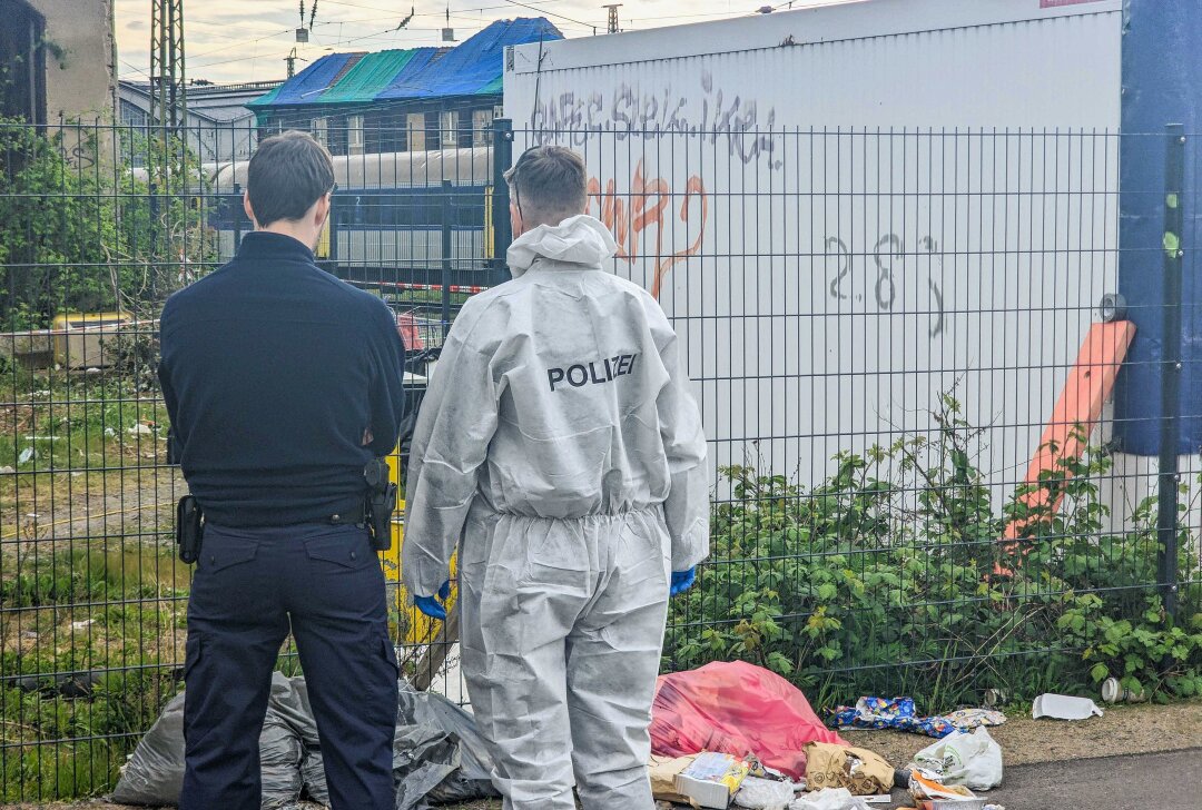 Leichenfund in Nähe des Leipziger Hauptbahnhofes - Gewaltverbrechen nicht auszuschließen -  Unterstützt wurde der Einsatz durch das Technische Hilfswerk, die mit einem Generator für die nötige Stromzufuhr sorgten. Foto: EHL Media/Björn Stach