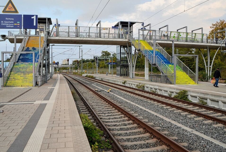 Leipzig: Connewitzer S-Bahn-Treppen blaugelb "verziert" - Am Wochenende wurden die S-Bahn-Treppen in Connewitz verziert. Foto: Anke Brod