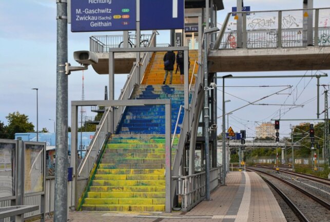 Leipzig: Connewitzer S-Bahn-Treppen blaugelb "verziert" - Am Wochenende wurden die S-Bahn-Treppen in Connewitz verziert. Foto: Anke Brod