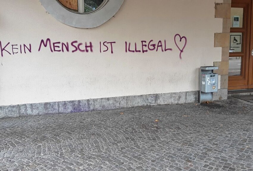 Leipzig: Illegale Graffiti für teures Geld - Beispielhaftes Graffiti "kein Mensch ist Illegal" an Bürgeramt Stötteritz. Oft werdenaber auch verfassungsfeindliche Parolen gesprüht. Foto: Anke Brod