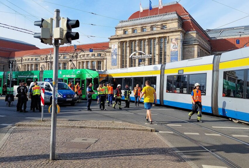 Leipzig: Kollision zweier Straßenbahnen - In Leipzig kollidierten zwei entgegenkommende Straßenbahnen miteinander. Foto: Christian Grube