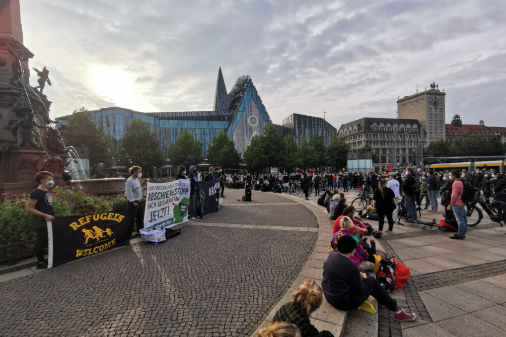 Leipzig: Mahnwache für Notsituation in Afghanistan - Rund 400 Menschen haben sich aktuell auf dem Leipziger Augustusplatz versammelt. 