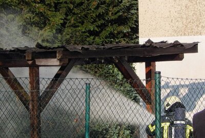 Leipzig: Mülltonne unter Holzstand brennt - Polizei ermittelt - Aus bisher unbekannter Ursache war hier ein Holzunterstand in Brand geraten. Foto: Anke Brod