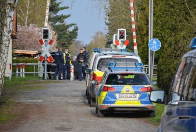 Leipzig: Person vom Zug erfasst und tödlich verunglückt - Polizei am Unglücksort. Foto: Anke Brod
