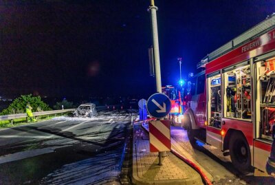 Leipzig: PKW geht in Flammen auf - Auf der B 186 brannte am Donnerstag ein PKW. Foto: Christian Grube
