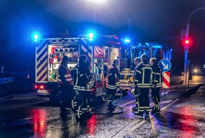 Leipzig: PKW geht in Flammen auf - Auf der B 186 brannte am Donnerstag ein PKW. Foto: Christian Grube