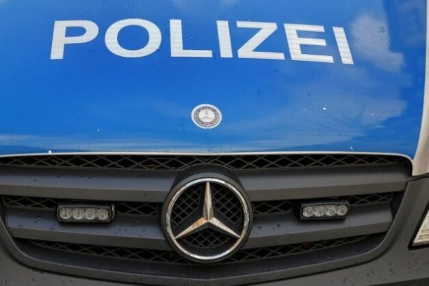 Leipzig: Unbekannter schlägt mit Metallstange auf wartendes Auto ein - Symbolbild. Foto: Haertelpress