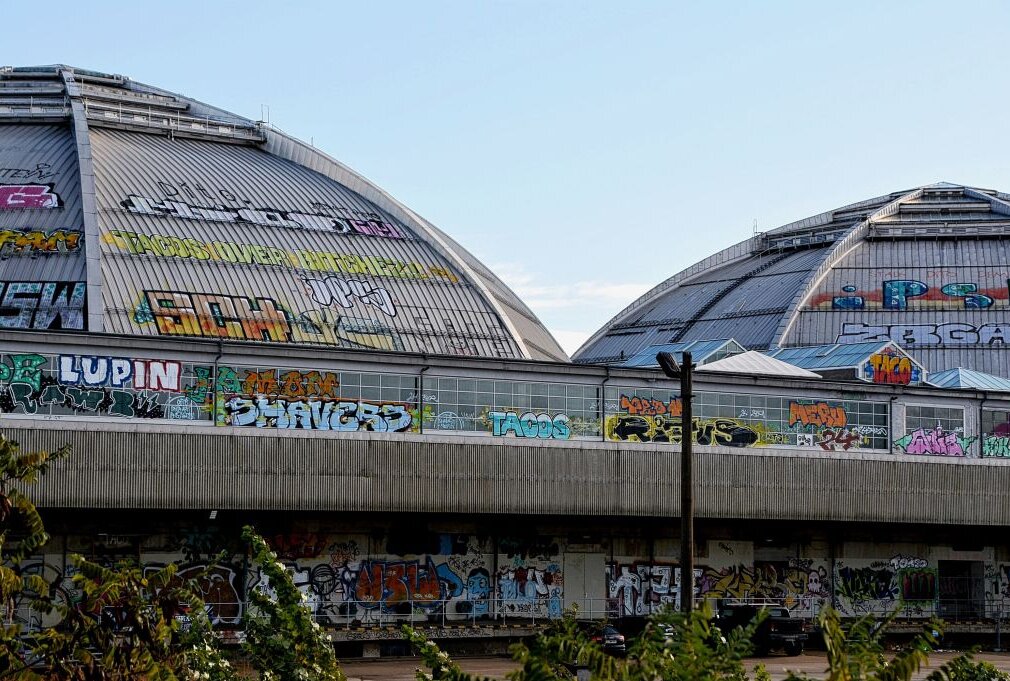 Leipzig will "Kohlrabizirkus" für 12.5 Millionen Euro aufkaufen - Seit Ende des Jahres 1995 wird der "Kohlrabizirkus" nicht mehr als Großmarkthalle genutzt. In der Nordkuppel sind derzeit die Leipziger "Icefighters" aktiv. Foto: Anke Brod