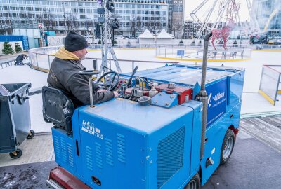 Leipziger Eistraum kehrt zurück: Eisbahn und Wintermarkt - Die Vorbereitungen laufen auf Hochtouren. Foto: Archeopix