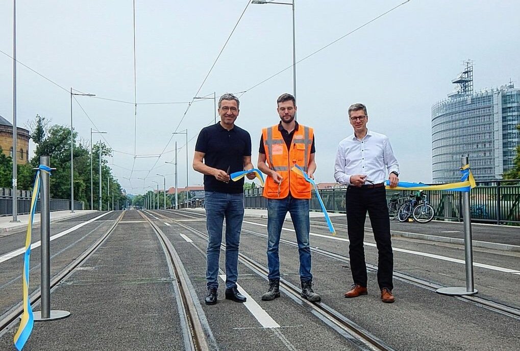 Von links nach rechts: Leipzigs Baubürgermeister Thomas Dienberg, STRABAG-Mitarbeiter Bastian Schmidt (32) und VTA-Leiter Michael Jana freuten sich über die Fertigstellung der Schlachthofbrücke. Foto: Anke Brod