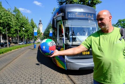 Leipziger Straßenbahn im EM-Gewand - Die neue Tram in Leipzig. Foto: Christian Grube
