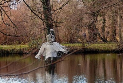 Leipziger Teich wird endlich entschlammt - Künstlerinstallation auf dem müffelnden Abtnaundorfer Teich. Foto: Anke Brod