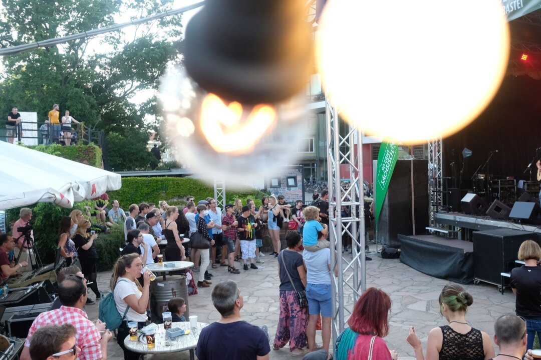 Leipziger werben mit Festival für Courage - Besucher des Auftrittes vor einer Bühne im Stadtzentrum.