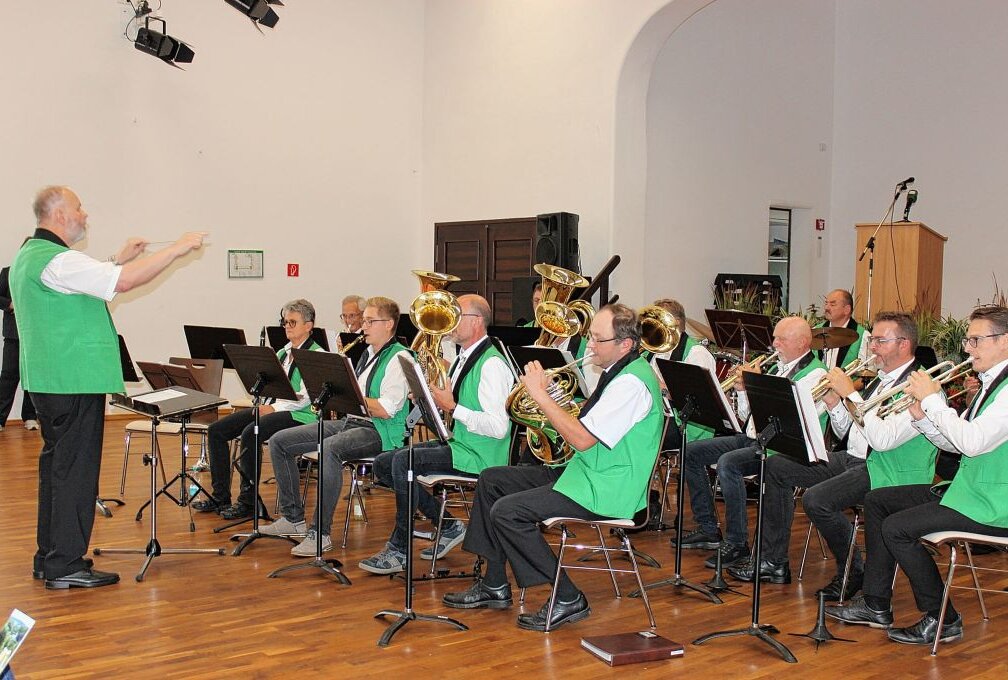 Lengefelder Stadtfest beginnt - Für die musikalische Umrahmung sorgte der Blasmusikverein "Flöhatal" e.V. Foto: Jana Kretzschmann