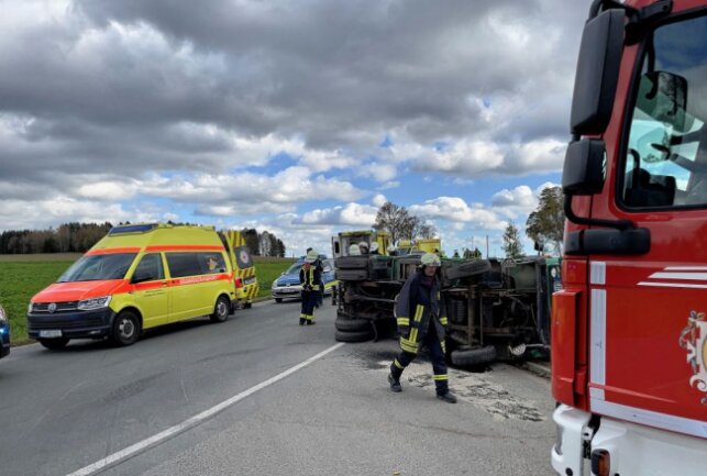 Lenkersdorf: Schwerer Crash zwischen Multicar und PKW - Als die Feuerwehr eintraf, waren beide Insassen bereits aus ihren Fahrzeugen befreit. Foto: Daniel Unger