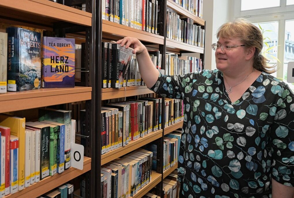 Wie Cordula Kirsch, die Leiterin der Stadtbibliothek in Lößnitz, sagt, soll es einen Ersatztermin geben für die Lesung mit Evelyn Kühne. Foto: Ralf Wendland
