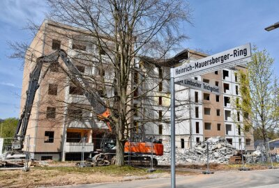 Letzte DDR-Platten fallen in Limbach-Oberfrohna - Die letzten Platten fallen. Foto: Steffi Hofmann